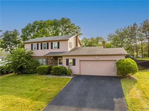 1228 Pine Grove Dr, Palmer Township, PA 18045