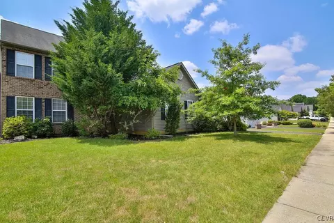 2049 Rolling Meadow Dr, Macungie, PA 18062
