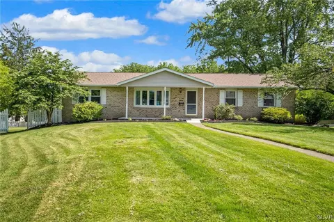 25 N Hillside Dr, Coopersburg, PA 18036