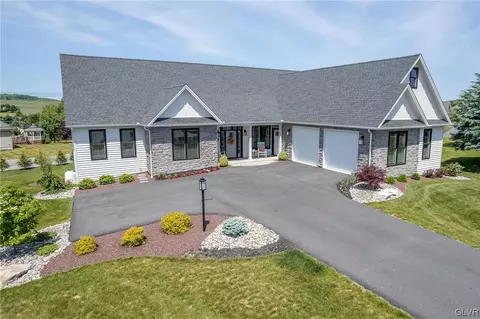 3421 Surrey Ct, Schnecksville, PA 18078