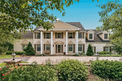 1744 Cortland Ln, Bethlehem, PA 18015