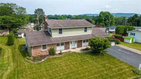 2710 Stonewood Dr, Bethlehem, PA 18017