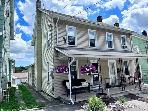 5241 3rd St, Cementon, PA 18052