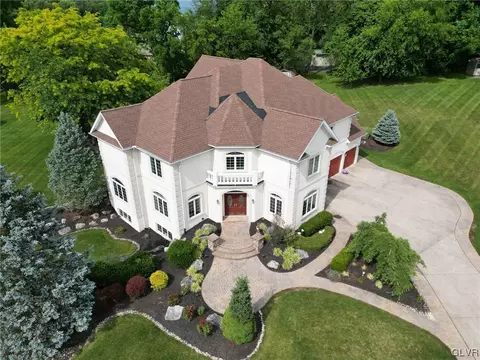 5250 Deer Trail Cir, Emmaus, PA 18049