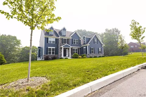 8863 Valley West Dr, Breinigsville, PA 18031