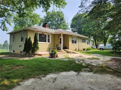 2729 Farmersville Rd, Bethlehem, PA 18020