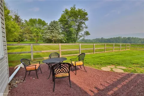 2254 E Scenic Dr, Bath, PA 18014 photo 31