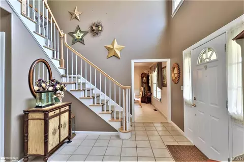 2254 E Scenic Dr, Bath, PA 18014 photo 4