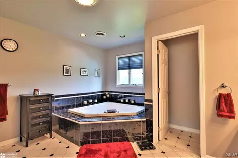 2254 E Scenic Dr, Bath, PA 18014 photo 23