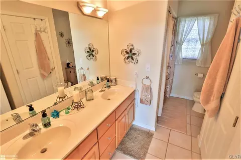 2254 E Scenic Dr, Bath, PA 18014 photo 28