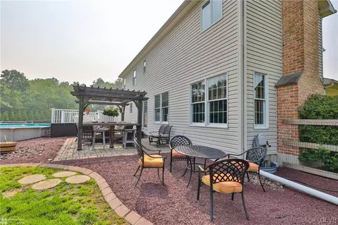 2254 E Scenic Dr, Bath, PA 18014 photo 32
