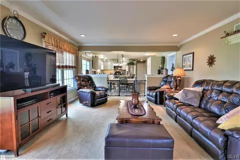 2254 E Scenic Dr, Bath, PA 18014 photo 8