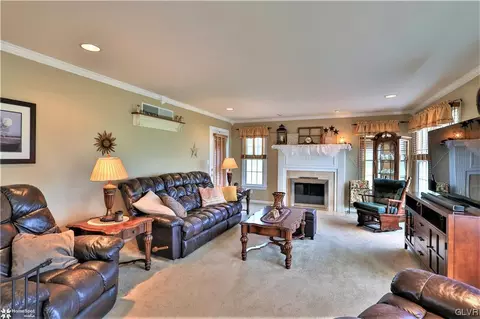 2254 E Scenic Dr, Bath, PA 18014 photo 7
