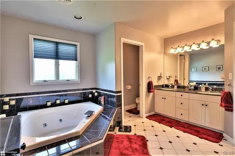 2254 E Scenic Dr, Bath, PA 18014 photo 24