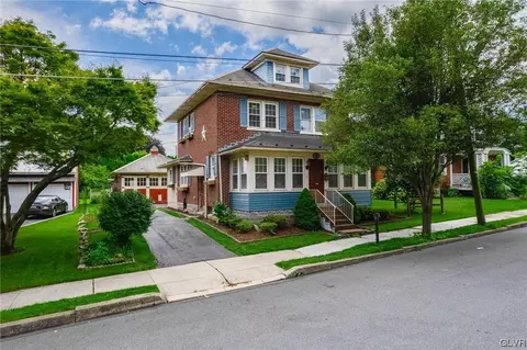 128 E Prospect St, Nazareth, PA 18064