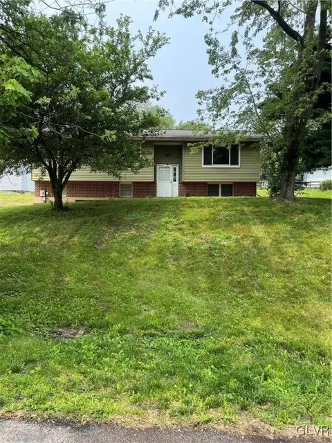 576 Carol Ln, Bath, PA 18014