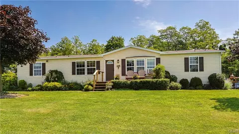 1060 Walnut Dr, Lehigh Twp, PA 18038