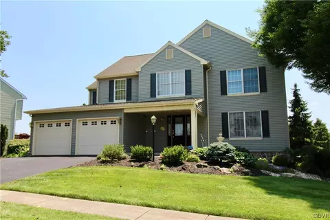 3234 Flatrock Dr, Hokendauqua, PA 18052