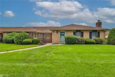 2785 Rolling Green Pl, Macungie, PA 18062