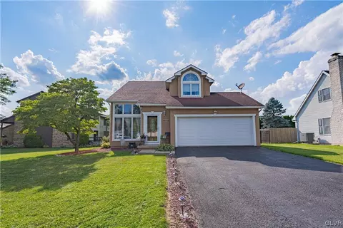 1757 Falcon Dr, Bethlehem, PA 18017