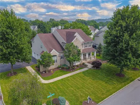 883 Ramblewood Dr, Forks Twp, PA 18040