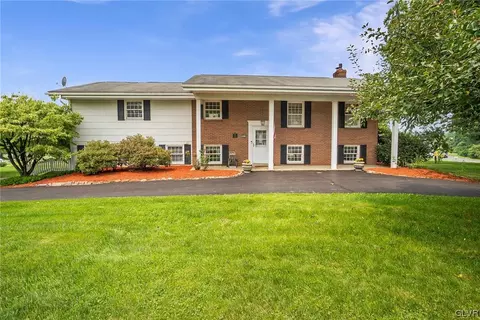 5512 Oakwood Ln, Schnecksville, PA 18078