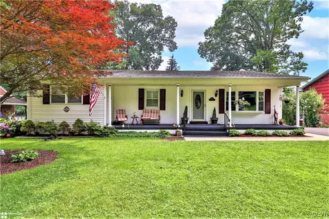 2416 Woodridge Ter, Palmer Township, PA 18045