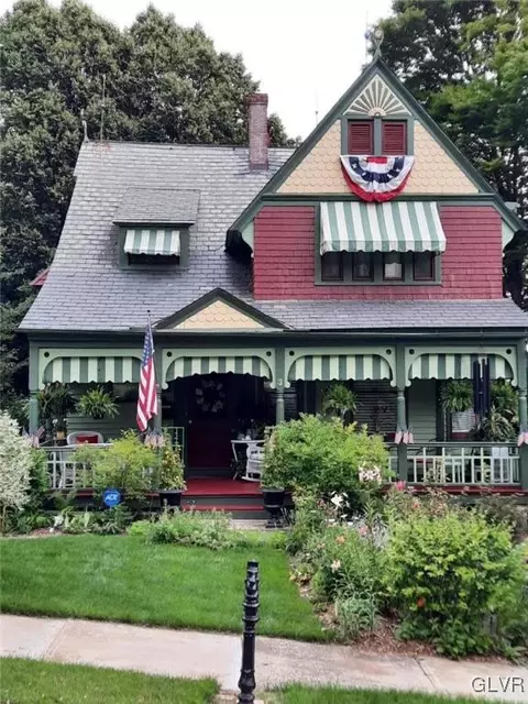 3 Washington St, Nazareth, PA 18064