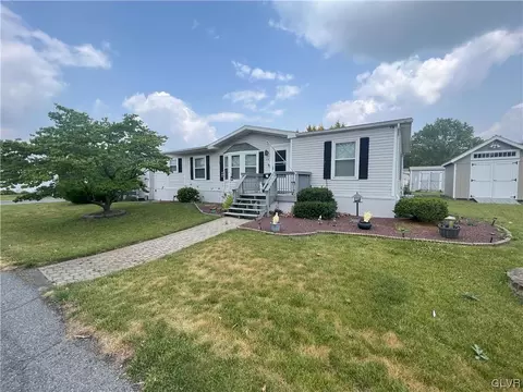 214 Goldenrod Xing, Bath, PA 18014