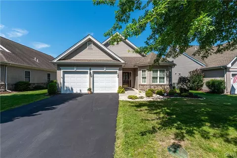 10 Inverness Ln, Palmer Township, PA 18045