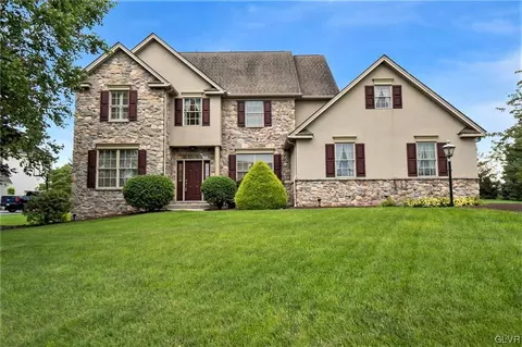 5301 Kendall Dr, Schnecksville, PA 18078