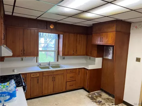 409 E Main St, Bath, PA 18014 photo 8
