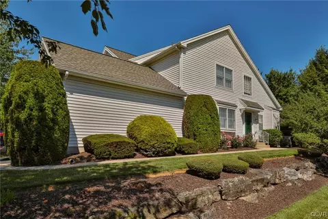 2893 Hope Ridge Dr, Easton, PA 18045