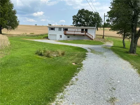 3 Fox L Ln, Tamaqua, PA 18252