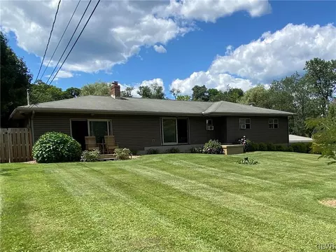 662 Moorestown Dr, Bath, PA 18014