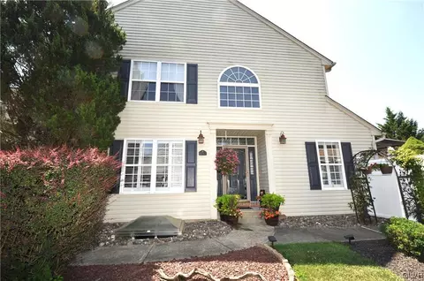 2182 Woodridge Dr, Macungie, PA 18062