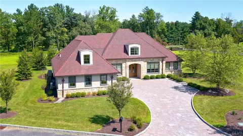2747 Avenue Du Vlg, Bethlehem, PA 18015