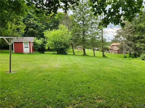 933 Point Phillips Rd, Bath, PA 18014 photo 4