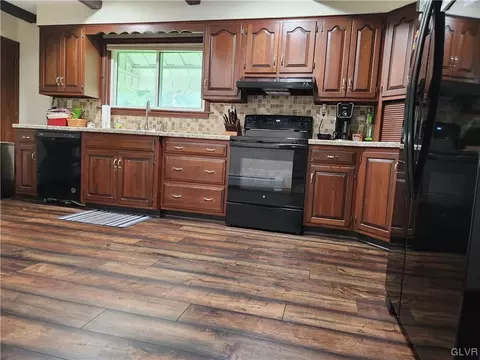 933 Point Phillips Rd, Bath, PA 18014 photo 3