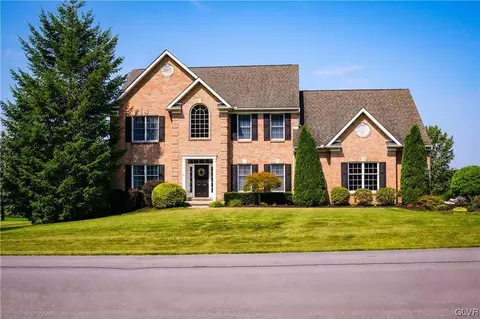 5002 Farmview Dr, Schnecksville, PA 18078