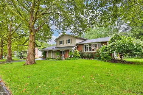 18 Applewood Dr, Easton, PA 18045