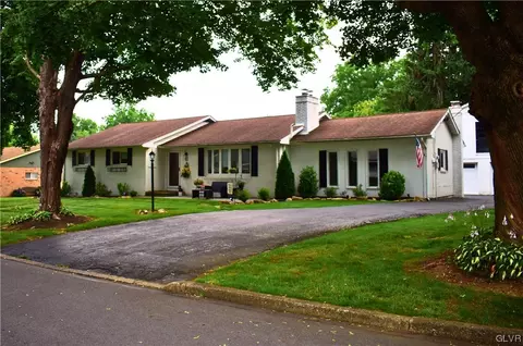 18 Beaver Ln, Palmer Township, PA 18045