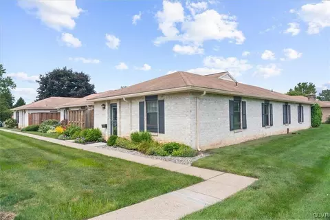 2797 Rolling Green Pl, Macungie, PA 18062