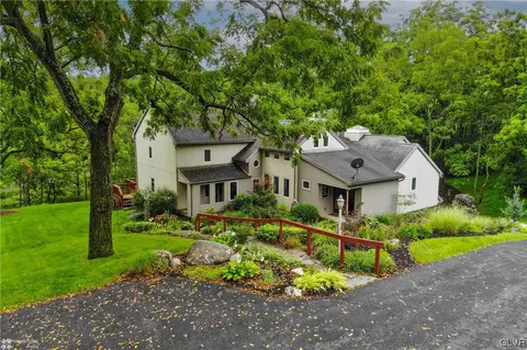 8895 Valley Rd, Fogelsville, PA 18051