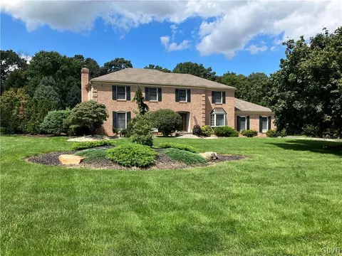 3727 Pheasant Hill Dr, Allentown, PA 18104