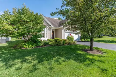 1815 Lakeside Ln, Macungie, PA 18062