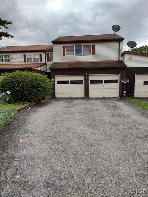 52 E Cambridge Pl, Catasauqua, PA 18032
