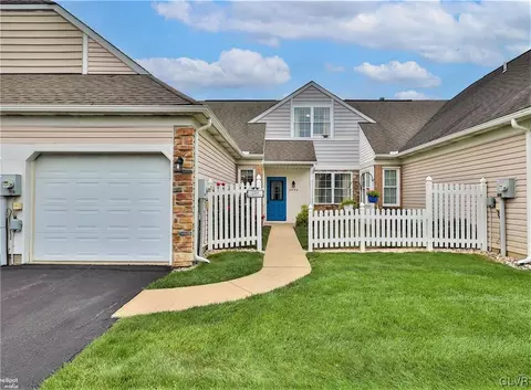 2498 Rolling Green Dr, Macungie, PA 18062