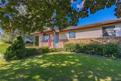 1318 Oakhurst Dr, Slatington, PA 18080
