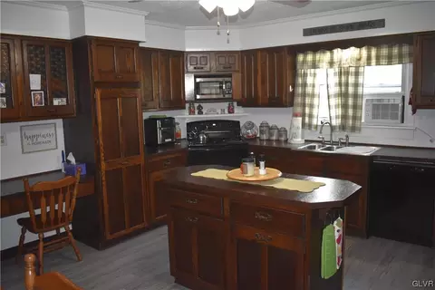 346 E 3rd St, Wind Gap, PA 18091 photo 5